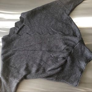 Petal shape V-neck sweater